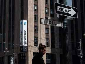 une personne passe devant le siège social de Twitter au centre-ville de San Francisco.
