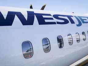 Un avion de WestJet attend à une porte de l'aéroport international de Calgary à Calgary, le 31 août 2022.