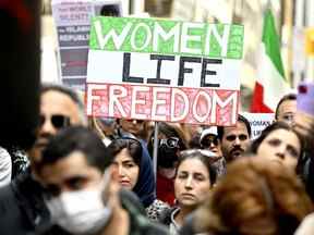 Des membres de la communauté iranienne et leurs partisans se rassemblent en solidarité avec les manifestants en Iran, après que Mahsa Amini, 22 ans, est décédée en garde à vue pour avoir prétendument porté un hijab de manière inappropriée, à Ottawa, le 25 septembre 2022.