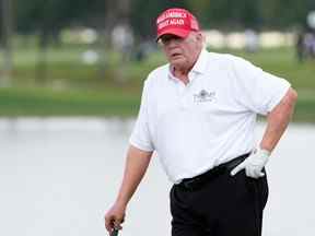 L'ancien président Donald Trump se tient sur le 18e green lors du tournoi Pro-Am avant la série LIV Golf au Trump National Doral à Miami le 27 octobre 2022.