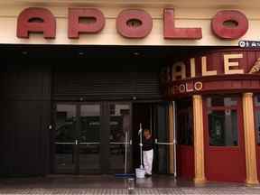 Un nettoyeur est vu à l'extérieur d'Apolo, une salle de concert et une discothèque de Barcelone.  Le personnel de l'Apolo a retrouvé mercredi le corps d'un jeune homme que la police a identifié comme étant le joueur de rugby australien Liam Hampson.  Barcelone, Espagne, 20 octobre 2022