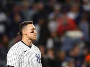 Aaron Judge des Yankees de New York assiste à la sixième manche contre les Astros de Houston lors du quatrième match de la série de championnats de la Ligue américaine au Yankee Stadium le 23 octobre 2022 dans le quartier du Bronx à New York.