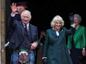 Le roi Charles et la reine Camilla saluent lors d'une cérémonie officielle pour marquer Dunfermline en tant que ville, à Dunfermline, en Écosse, en Grande-Bretagne, le lundi 3 octobre 2022.