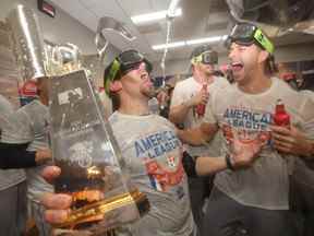 Le voltigeur gauche des Houston Astros Aledmys Diaz (16 ans) célèbre la défaite des Yankees de New York lors du quatrième match de l'ALCS pour les éliminatoires de la MLB 2022 au Yankee Stadium le 23 octobre 2022.
