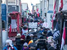 Des partisans bloquent les routes et les trottoirs de la Colline du Parlement pour le Freedom Truck Convoy pour protester contre les mandats et les restrictions du vaccin COVID-19 à Ottawa, Canada, le 29 janvier 2022.