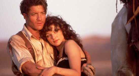 Rick and Evelyn embrace in the desert in The Mummy