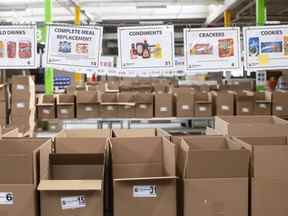 Des boîtes attendent d'être remplies de provisions à l'entrepôt de la Daily Bread Food Bank à Toronto, le 18 mars 2020.