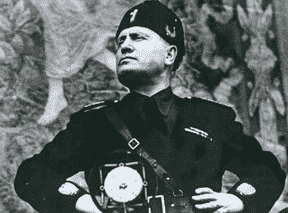 Le bouffon Benito Mussolini.  DOMAINE PUBLIC
