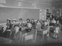 Sur cette photo non datée, des élèves sont assis dans une salle de classe du pensionnat indien de Kuper Island, qui a fonctionné de 1890 à 1975, près de Chemainus, en Colombie-Britannique.
