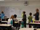 Des élèves de 4e année se préparent pour le cours de mathématiques dans leur classe à l'école publique Valleyview à Ilderton, en Ontario.