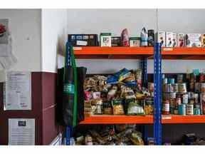 La nourriture est entassée sur les étagères de la Dad's House Foodbank à West Brompton, à Londres, au Royaume-Uni, le jeudi 13 octobre 2022. Photographe : Mary Turner/Bloomberg