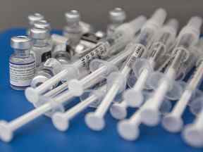 Santé Canada affirme que les Canadiens peuvent désormais recevoir le vaccin de rappel Pfizer-BioNTech COVID-19 qui cible les souches BA.4 et BA.5 de la variante Omicron.