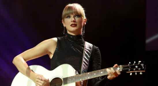 Taylor Swift révèle la liste complète des chansons de « Midnights », y compris une apparition en vedette de Lana Del Rey sur « Snow on the Beach »