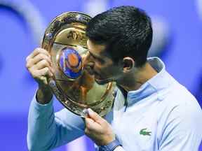 Le Serbe Novak Djokovic pose avec le trophée après avoir remporté le dernier match de tennis du tournoi de tennis ATP 500 Astana Open contre le Grec Stefanos Tsitsipas à Astana, au Kazakhstan, le dimanche 9 octobre 2022.