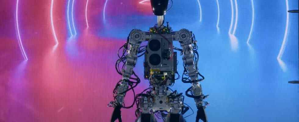 Tesla dévoile un robot bipède qui n'est pas un gars en costume morph