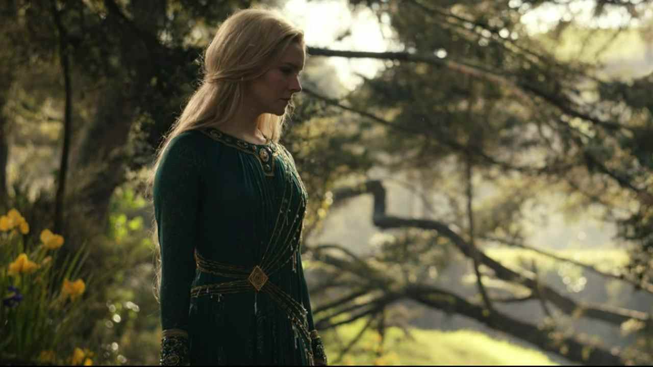 Galadriel a l'air sombre après avoir lu le parchemin royal des Southlands dans l'épisode 8 de The Rings of Power