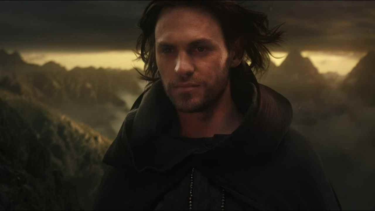 Halbrand, maintenant connu sous le nom de Sauron, sourit en regardant le Mordor et le mont Doom dans l'épisode 8 de The Rings of Power