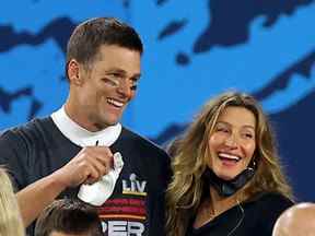 Tom Brady des Buccaneers de Tampa Bay et sa femme Gisele Bundchen célèbrent la victoire de son équipe au Super Bowl LV à Tampa, en Floride, le 07 février 2021. Le couple a annoncé son divorce après 13 ans de mariage le 28 octobre 2022.