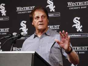 Tony La Russa annonce qu'il quitte son poste de manager des White Sox de Chicago en raison de problèmes de santé avant un match de baseball entre les White Sox de Chicago et les Twins du Minnesota au Guaranteed Rate Field de Chicago, le 3 octobre 2022.