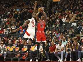Le garde des Chicago Bulls DeMar DeRozan (11) fait un saut sur l'attaquant des Raptors de Toronto OG Anunoby (3) au cours du premier quart d'un match de pré-saison de la NBA à Toronto le dimanche 9 octobre 2022.