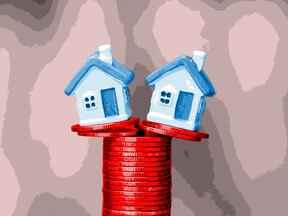 La hausse des taux d'intérêt a fait baisser le prix de la maison actuelle de ce couple et a augmenté le coût hypothécaire mensuel de celle qu'ils achètent.