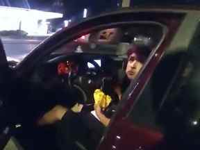 Erik Cantu, 17 ans, est vu en train de manger un hamburger dans sa voiture dans une capture d'écran de la vidéo de la police de San Antonio.