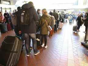 Les voyageurs font la queue dans la gare centrale de Hambourg après l'arrêt des services interurbains dans le nord de l'Allemagne le samedi 8 octobre 2022.