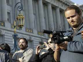 David DePape, à droite, enregistre le mariage nu de Gypsy Taub devant l'hôtel de ville le 19 décembre 2013 à San Francisco.
