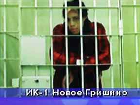 La basketteuse américaine Brittney Griner apparaît sur un écran via une liaison vidéo depuis le centre de détention avant une audience devant un tribunal pour examiner un appel contre sa peine de prison, à Krasnogorsk, région de Moscou, Russie, le 25 octobre 2022.