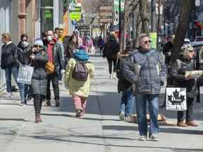 Des piétons descendent la rue Sainte-Catherine à Montréal, le 6 avril 2020.