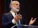 L'ancien président de la Réserve fédérale, Ben Bernanke, prend la parole lors d'une conférence de presse à la Brookings Institution après qu'il a été annoncé que lui et deux autres économistes avaient reçu le prix Nobel de sciences économiques le 10 octobre 2022 à Washington, DC.