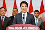 Le premier ministre du Canada, Justin Trudeau, prend la parole lors d'une conférence de presse sur le gel des ventes d'armes de poing, à Surrey, en Colombie-Britannique, au Canada, le 21 octobre 2022.  