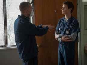 Tobias Lindholm dirige Eddie Redmayne dans une scène de The Good Nurse.