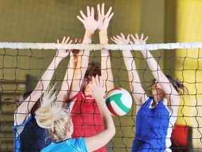 La police de l'Université du Wisconsin enquête sur la diffusion publique de photos et de vidéos privées de membres de l'équipe féminine de volley-ball championne nationale de l'université.