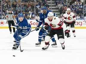 24 sept. 2022 ;  Toronto, Ontario, CAN ;  Le défenseur des Maple Leafs de Toronto Filip Kral (82) se bat pour la rondelle avec l'ailier gauche des Sénateurs d'Ottawa Michael Dal Colle (74) au cours de la deuxième période à la Scotiabank Arena.  (Nick Turchiaro/USA Today Sports)