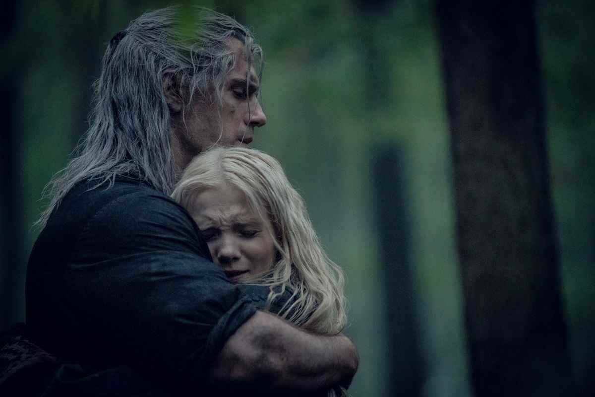 Geralt d'Henry Cavill embrasse Ciri de Freya Allen dans les bois dans The Witcher