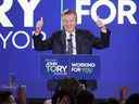 John Tory célèbre sur scène après avoir été élu pour un troisième mandat à la mairie de Toronto, le lundi 24 octobre 2022.