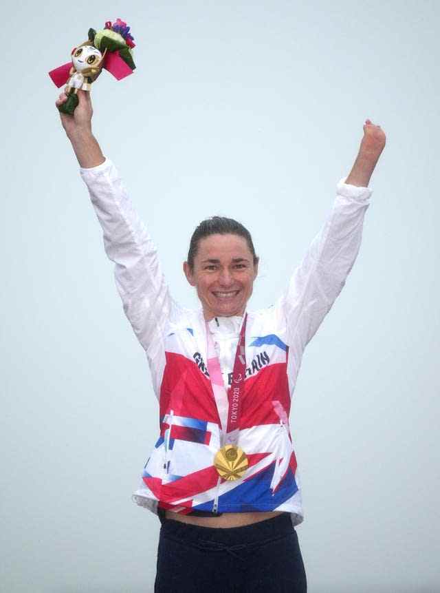 Dame Sarah Storey célèbre la victoire de la médaille d'or dans la course sur route féminine C4-5 au Fuji International Speedway lors de la neuvième journée des Jeux paralympiques de Tokyo 2020 au Japon