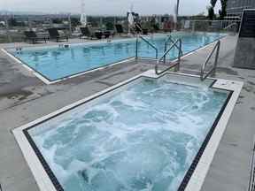 Le jacuzzi et la piscine chauffée à l'eau salée, ouverts 24h/24, à l'hôtel Versante à Richmond, en Colombie-Britannique (Jane Stevenson/Toronto Sun)