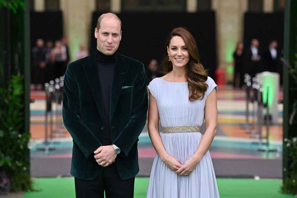 Le prince et la princesse de Galles posent sur le tapis vert pour assister à la cérémonie inaugurale de remise du prix Earthshot au palais Alexandra