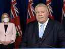 Le premier ministre de l'Ontario, Doug Ford, et la solliciteure générale de l'époque, Sylvia Jones, font une annonce lors des manifestations de convoi en cours à travers l'Ontario, le 11 février 2022.