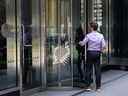 Un employé de bureau entre dans le siège social de JPMorgan Chase & Co. à New York.