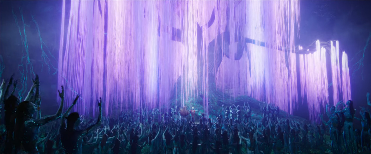 Une immense foule de Na'vi à la peau bleue vénèrent un arbre violet brillant