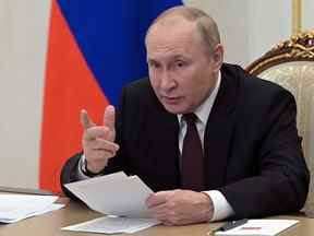 ATTENDS UNE SECONDE!  Le président russe Vladimir Poutine préside une réunion avec les chefs des délégations de la Conférence des chefs des agences de sécurité et de renseignement des pays de la Communauté des États indépendants via une vidéoconférence au Kremlin à Moscou, en Russie, le mercredi 26 octobre 2022.