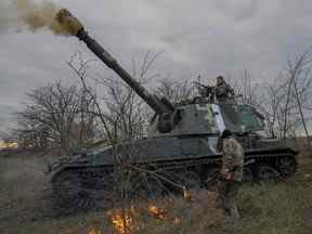 Des membres de l'unité d'artillerie ukrainienne tirent vers Kherson le 28 octobre 2022.