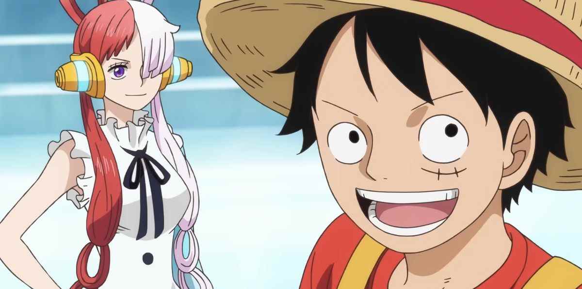 Luffy, un garçon pirate aux cheveux noirs portant un chapeau de paille, sourit au premier plan alors qu'Uta, une chanteuse diva aux longs cheveux mi-roses, mi-roux, sourit en arrière-plan dans One Piece Film: Red