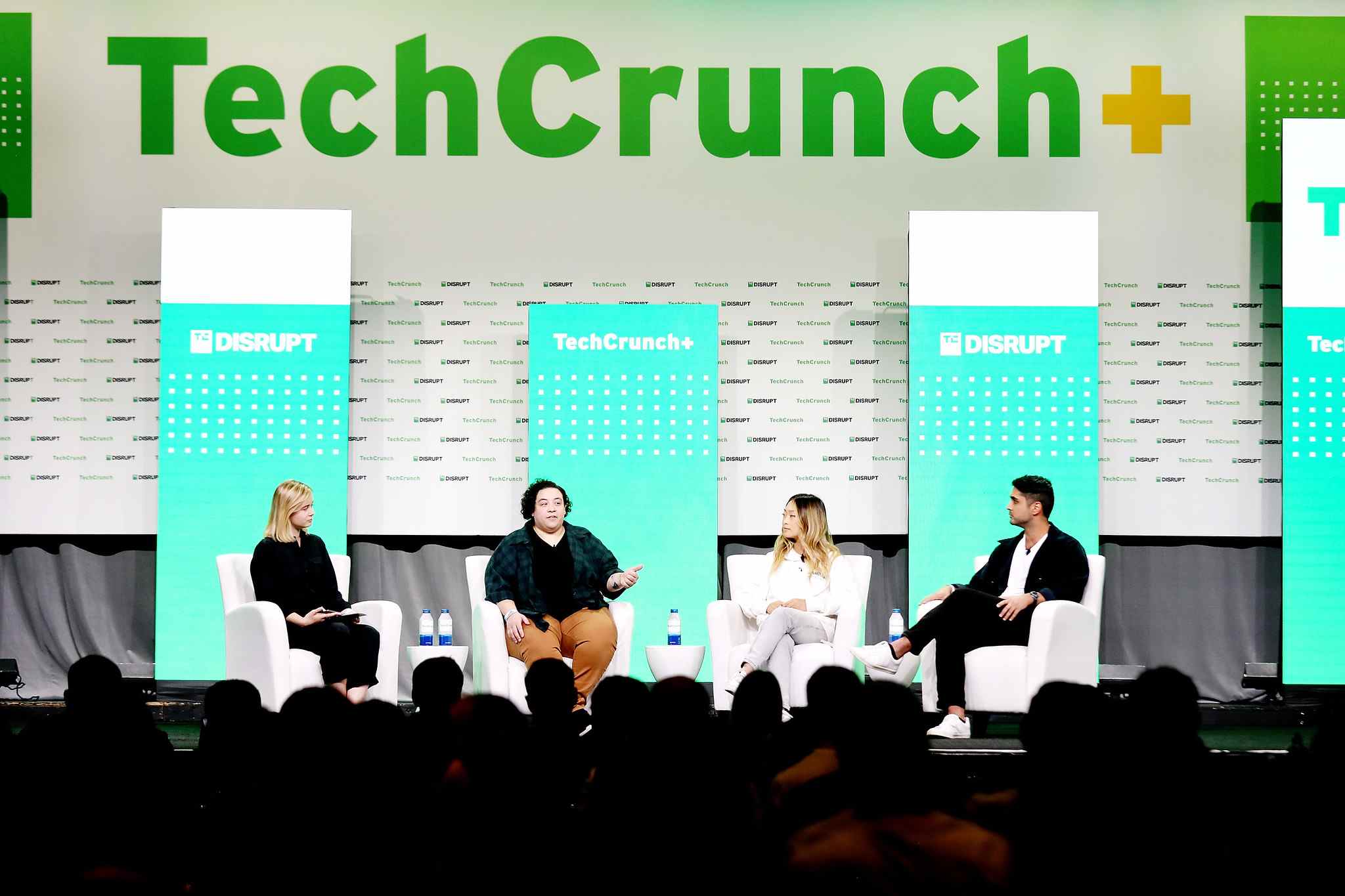 Rebecca Szkutak, rédactrice principale chez TechCrunch+ ;  Amanda DoAmaral, co-fondatrice et PDG, Fiveable ;  Sara Du, co-fondatrice et PDG, Alloy Automation ;  et Arman Hezarkhani, fondateur et PDG de Parthean, prennent la parole sur scène lors de TechCrunch Disrupt 2022.