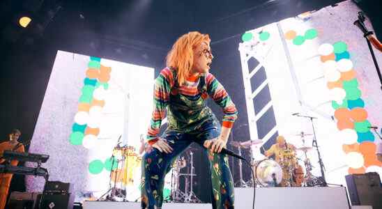 Hayley Williams s'habille en Chucky pour le spectacle d'Halloween de Paramore à Los Angeles, amène les fans sur scène pour "Misery Business"