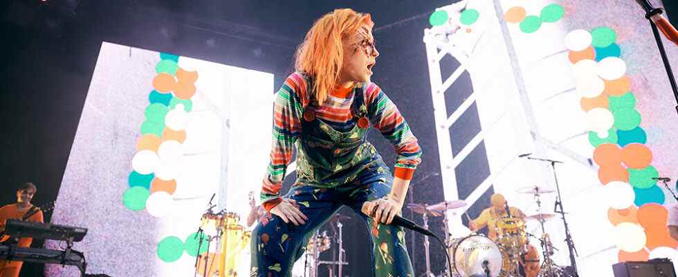 Hayley Williams s'habille en Chucky pour le spectacle d'Halloween de Paramore à Los Angeles, amène les fans sur scène pour "Misery Business"