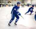 L'ailier des Maple Leafs de Toronto, Mitch Marner, patine pendant l'entraînement au Ford Performance Center mardi.